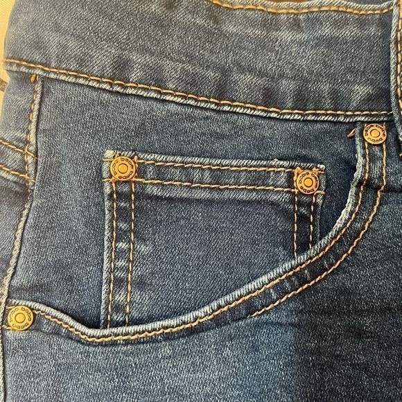 bebe Raw Edge‎ Short NWT SZ 12 31 Embellished Medium Wash - Picture 8 of 13